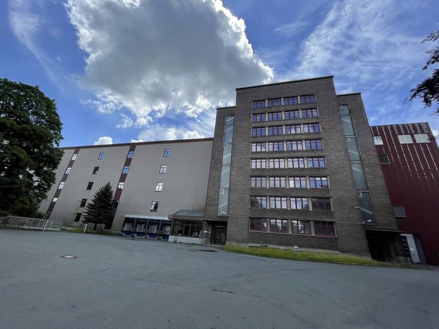 Der Backsteinturm der Spinnerei mit dem angrenzenden Hauptgebäude