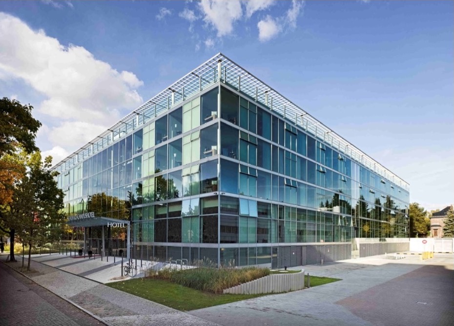 Wissenschafts- und Kongresszentrum auf dem Campus der Freien Universität Berlin in Dahlem, Glasfassade