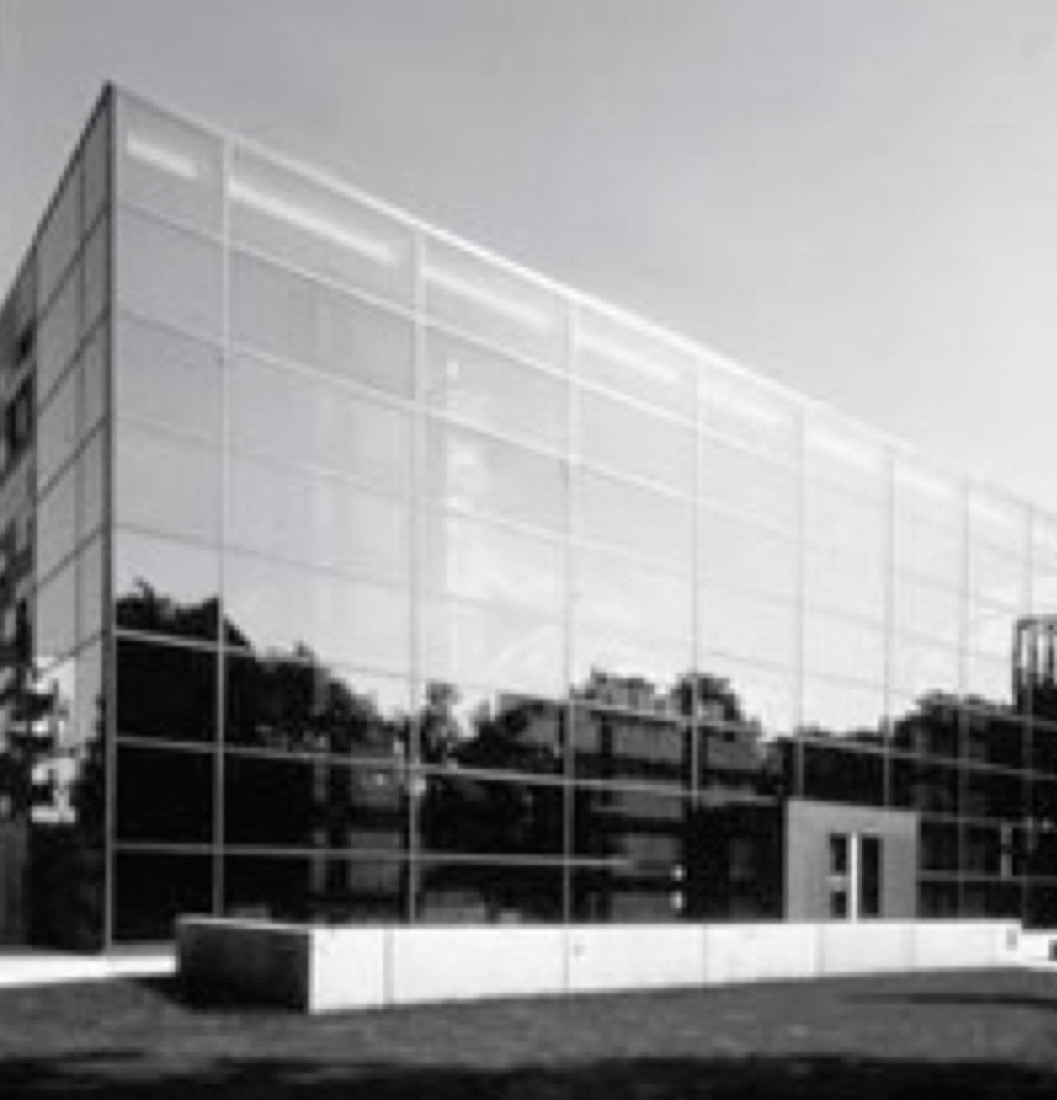 Glasfassade des Bankgebäudes der ehemaligen Landeszentralbank in Potsdam