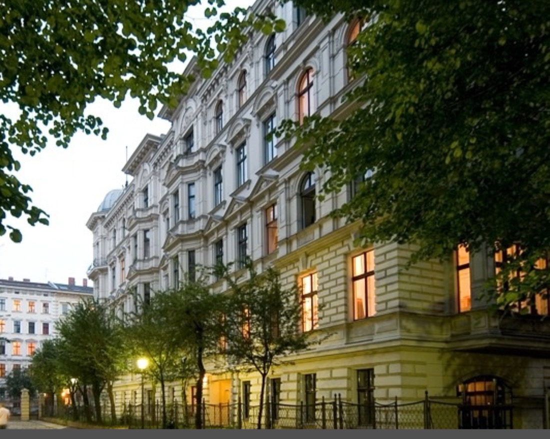 Gründerzeitfassaden im Riehmers Hofgarten in Berlin-Kreuzberg am Abend