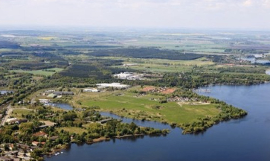 Luftbild des Areals Mediterrana Werder an der Havel mit Kanal