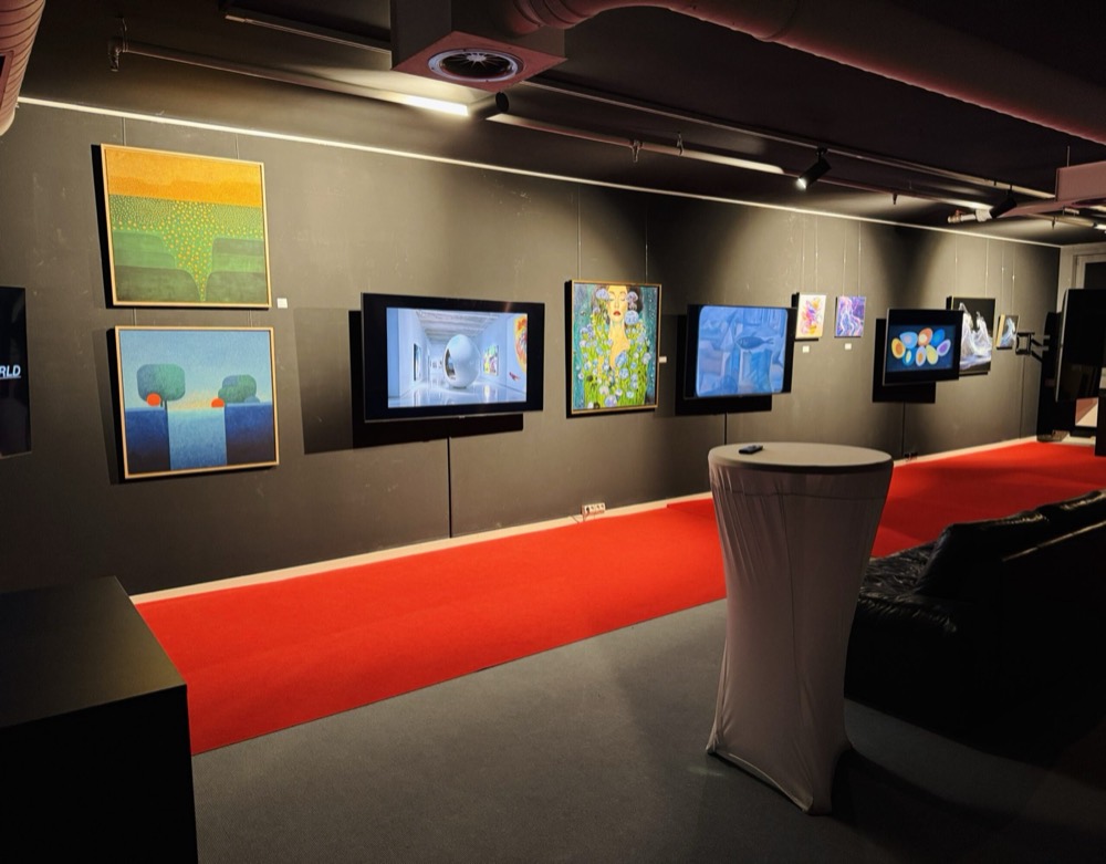 Ausstellungsraum mit Bildschirmen und Gemälden in der Media Lounge