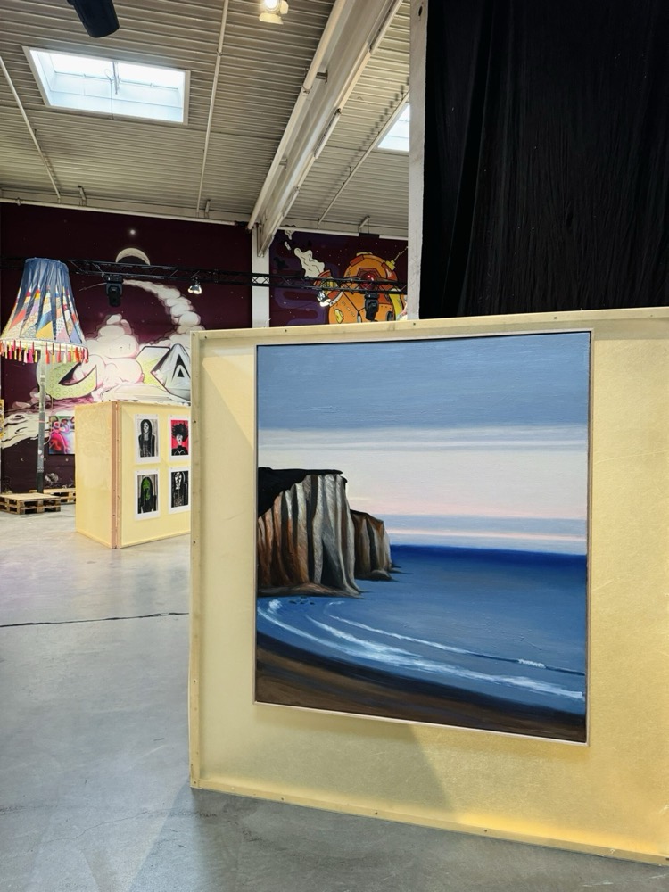 Gemälde Cliffs of Serenity auf einer Staffelei in der Ausstellungshalle in Hof